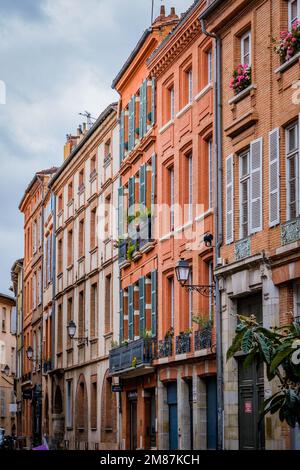 Wunderschöne Fassaden mit Ziegelsteinen in der Perchepinte-Straße in der Altstadt von Toulouse im Süden Frankreichs (Haute Garonne) Stockfoto