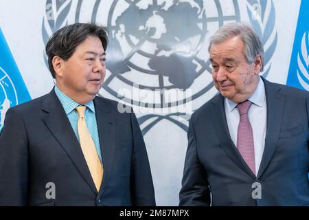 New York, USA. 12. Januar 2023. Hayashi Yoshimasa, Außenminister Japans, treffen am 12. Januar 2023 mit Generalsekretär Antonio Guterres am UN-Hauptquartier in New York. (Foto: Lev Radin/Sipa USA) Guthaben: SIPA USA/Alamy Live News Stockfoto