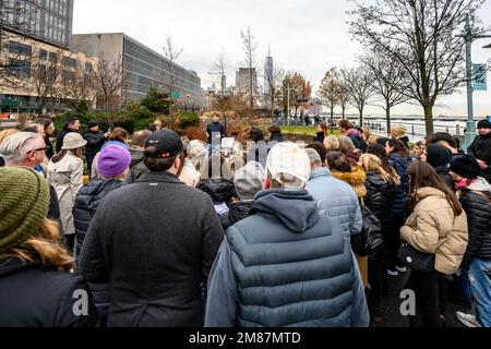 New York, USA. 12. Januar 2023. Verwandte und Überlebende versammeln sich neben einer Gedenktafel zur Erinnerung an Ann-Laure Decadt aus Belgien, die getötet wurde, nachdem sie auf dem Radweg von einem von Sayfullo Saipov bemannten Truck bei einem Terroranschlag am 31. Oktober 2017 in Lower Manhattan getroffen wurden. Für Saipov könnte die Todesstrafe für den tödlichen LKW-Amoklauf in einem Prozess drohen, der diese Woche vor einem Bundesgericht begann. Kredit: Enrique Shore/Alamy Live News Stockfoto