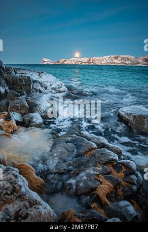 Atemberaubender Blick auf die norwegische Landschaft in der Nähe von Sommaroy, Troms, Norwegen. Arktische Landschaft Stockfoto