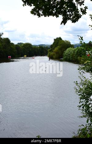 Ein Blick auf den Usk, wenn er sich Brecon nähert. Die Gegend ist bei Besuchern und Einheimischen beliebt, da sie ein sicherer Ort für Paddelboarden und andere Wassersportarten ist. Stockfoto