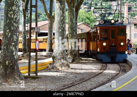 Die berühmte Sóller-Bahn fährt von Palma in die Stadt Sóller am Hügel. Stockfoto