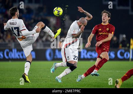 Rom, Italien. 12. Januar 2023. Mailand Badelj, Stefano Sturaro von CFC Genua und Edoardo Bove von AS Roma treten während des Fußballspiels Serie A zwischen AS Roma und CFC Genua im Olimpico-Stadion in Rom (Italien) am 12. Januar 2023 um den Ball an. Foto Andrea Staccioli/Insidefoto Credit: Insidefoto di andrea staccioli/Alamy Live News Stockfoto