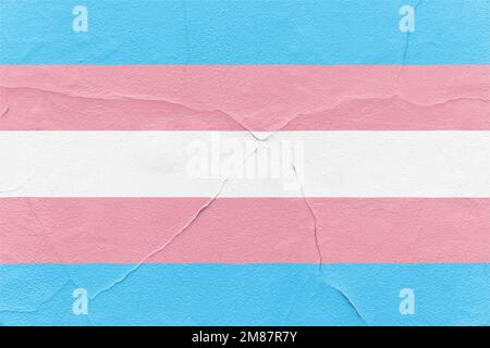 Transgender-Fahne auf gerissenen strukturierten Wänden. Hintergrund für Grunge im Freien Stockfoto