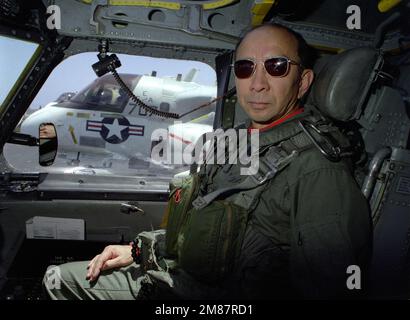 Konteradmiral Robert E. U. Kihune, Kommandant der Zerstörergruppe 5, sitzt im Cockpit eines Airborne Early Warning Squadron 112 (VAW-112) E-2C Hawkeye-Flugzeugs. Das Flugzeug steht auf dem Cockpit des Flugzeugträgers USS KITTY HAWK (CV-63). Land: Indischer Ozean (IOC) Stockfoto