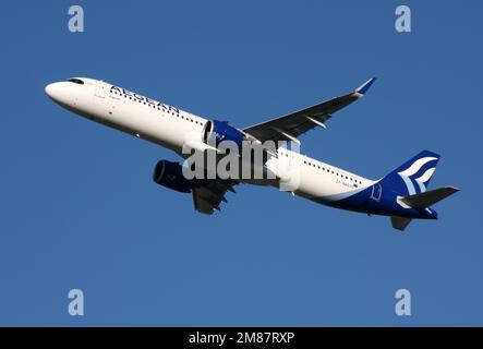 Ein Airbus A321-271NX von Aegean Airlines verlässt den Flughafen London Gatwick Stockfoto