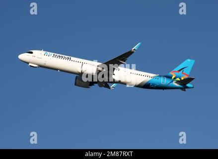 Ein Airbus A321-271NX von Air Transat in einer Gay-Pride-Aufmachung fährt vom Flughafen London Gatwick ab Stockfoto