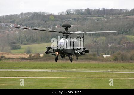 Ein Helikopter des British Army Air Corps Apache landet am Brighton City Airport Shoreham West Sussex UK Stockfoto