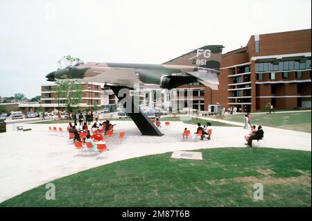 Ein F-4C PLhantom II Flugzeug steht vor der GEN. Daniel 'Chappie' James Center for Aerospace Science and Health Education an der Tuskegee Airmen's Plaza, Tuskegee University. Das Phantom ist das letzte Flugzeug von James, dem ersten schwarzen 4-Sterne-General der Air Force. Basis: Tuskegee Staat: Alabama(AL) Land: Vereinigte Staaten von Amerika(USA) Stockfoto