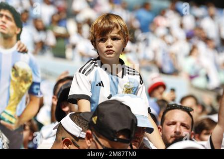 LUSAIL CITY - junger Fan Argentiniens während des FIFA-Weltmeisterschafts-Qatar-2022-Spiels der Gruppe C zwischen Argentinien und Saudi-Arabi am 22. November 2022 im Lusail-Stadion in Lusail City, Katar. AP | niederländische Höhe | MAURICE AUS STEIN Stockfoto