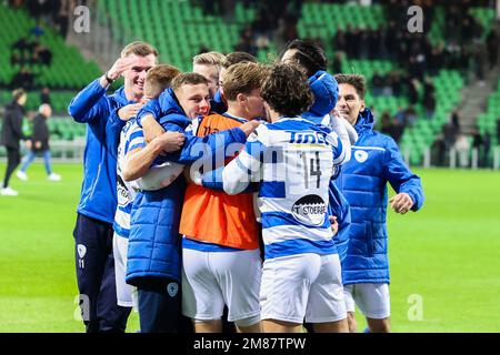 GRONINGEN, NIEDERLANDE - JANUAR 12: Die Spieler von SV Spakenburg feiern beim Spiel der 2. Runde des niederländischen TOTO-KNVB-Pokals zwischen dem FC Groningen und SV Spakenburg in der Euroborg am 12. Januar 2023 in Groningen, Niederlande (Foto: Pieter van der Woude/Orange Pictures) Stockfoto