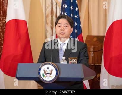 Washington, Vereinigte Staaten Von Amerika. 11. Januar 2023. Washington, Vereinigte Staaten von Amerika. 11. Januar 2023. Japanischer Außenminister Yoshimasa Hayashi beantwortet eine Frage während einer gemeinsamen Pressekonferenz mit japanischen und US-amerikanischen Beamten im Außenministerium am 11. Januar 2023 in Washington, DC Kredit: Freddie Everett/US State Department/Alamy Live News Stockfoto