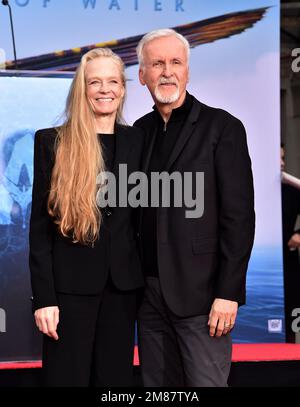 Hollywood, Kalifornien, am 12. Januar 2023. Suzy Amis und James Cameron bei James Cameron und Jon Landaus Handabdrücke und Fußabdrücke Zeremonie am 12. Januar 2023 auf dem Vorplatz des TCL Chinese Theatre in Hollywood, Kalifornien. © Lisa OConnor / AFF-USA.com Stockfoto