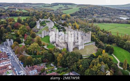 Ein herrlicher Blick auf Arundel Castle auf einem Hügel, umgeben von Bäumen in England, Großbritannien Stockfoto