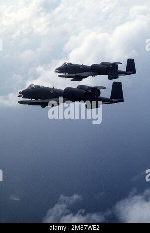 Eine Luft-Luft-Ansicht von links von zwei taktischen 23.-Kampfflugzeugen des Flügels A-10 Thunderbolt II während der Übung Solid Shield '87. Betreff Betrieb/Serie: SOLIDE ABSCHIRMUNG '87 Land: Honduras (HND) Stockfoto