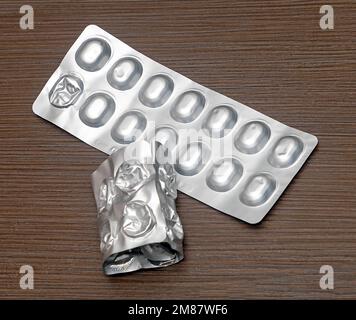 Silber-gebrauchte und neue medizinische Blasen auf Holzhintergrund Stockfoto