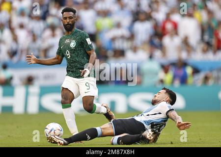 LUSAIL CITY - (LR) Firas Al Buraikan aus Saudi-Arabien, Nicolas Otamendi aus Argentinien während des Spiels der FIFA-Weltmeisterschaft Katar 2022 Gruppe C zwischen Argentinien und Saudi-Arabien im Lusail-Stadion am 22. November 2022 in Lusail City, Katar. AP | niederländische Höhe | MAURICE AUS STEIN Stockfoto