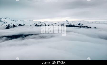 Whistler Mountain, BC, Whistler Peak, Black Tusk, sich bewegende Wolken. Stockfoto