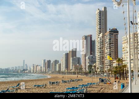 Der Strand in Benidorm mit Wolkenkratzern an einem sonnigen Dezembermorgen. Stockfoto