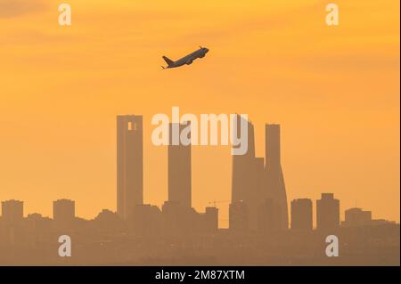 Madrid, Spanien. 12. Januar 2023. Nach dem Abflug vom Flughafen Adolfo Suarez Madrid Barajas bei Sonnenuntergang fliegen Sie über die Wolkenkratzer von Madrids Skyline, auch bekannt als „Geschäftsviertel der vier Türme“. Kredit: Marcos del Mazo/Alamy Live News Stockfoto
