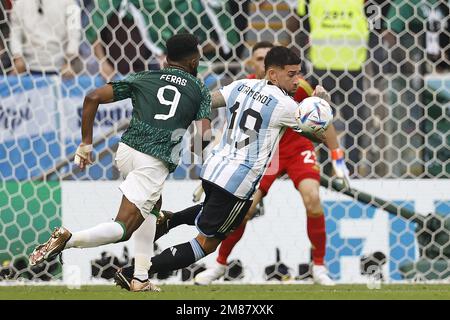 LUSAIL CITY - (LR) Firas Al Buraikan aus Saudi-Arabien, Nicolas Otamendi aus Argentinien während des Spiels der FIFA-Weltmeisterschaft Katar 2022 Gruppe C zwischen Argentinien und Saudi-Arabien im Lusail-Stadion am 22. November 2022 in Lusail City, Katar. AP | niederländische Höhe | MAURICE AUS STEIN Stockfoto