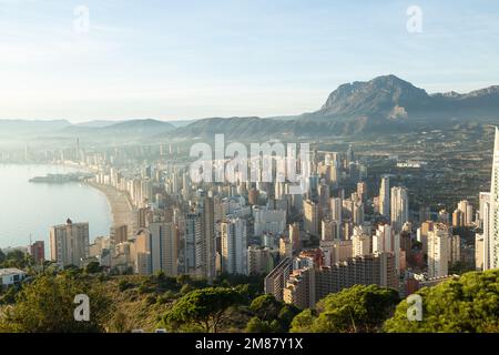 Die Stadt Benidorm bei Sonnenuntergang vom Benidorm Cross mit dem Berg Puig Campana im Hintergrund. Stockfoto