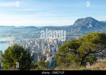 Die Stadt Benidorm vom Benidorm Cross aus mit dem Berg Puig Campana im Hintergrund. Stockfoto