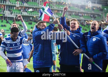 GRONINGEN, NIEDERLANDE - JANUAR 12: Spakenburger Spieler feiern während des Spiels der niederländischen TOTO KNVB Cup Runde 2 zwischen dem FC Groningen und SV Spakenburg in der Euroborg am 12. Januar 2023 in Groningen, Niederlande (Foto: Pieter van der Woude/Orange Pictures) Stockfoto