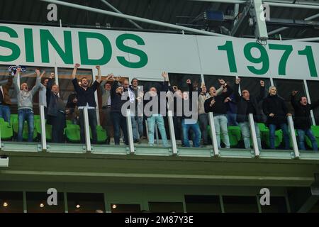 GRONINGEN, NIEDERLANDE - JANUAR 12: Spakenburger Spieler feiern mit ihren Fans während des Spiels der 2. Runde des niederländischen TOTO-KNVB-Pokals zwischen dem FC Groningen und SV Spakenburg in der Euroborg am 12. Januar 2023 in Groningen, Niederlande (Foto: Pieter van der Woude/Orange Pictures) Stockfoto