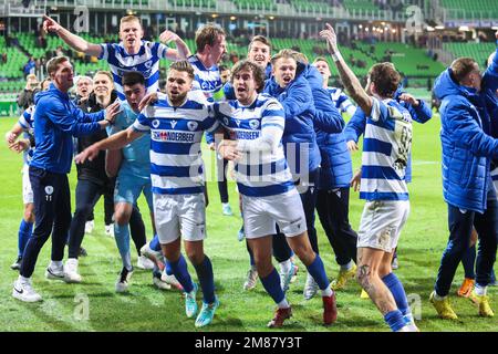 GRONINGEN, NIEDERLANDE - JANUAR 12: Spakenburger Spieler feiern während des Spiels der niederländischen TOTO KNVB Cup Runde 2 zwischen dem FC Groningen und SV Spakenburg in der Euroborg am 12. Januar 2023 in Groningen, Niederlande (Foto: Pieter van der Woude/Orange Pictures) Stockfoto