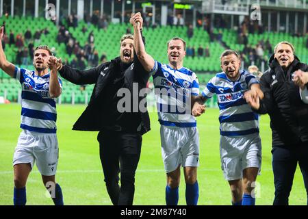 GRONINGEN, NIEDERLANDE - JANUAR 12: Spakenburger Spieler feiern während des Spiels der niederländischen TOTO KNVB Cup Runde 2 zwischen dem FC Groningen und SV Spakenburg in der Euroborg am 12. Januar 2023 in Groningen, Niederlande (Foto: Pieter van der Woude/Orange Pictures) Stockfoto