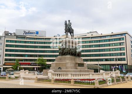 Denkmal des Zarenbefreiers Alexander II Reiterdenkmal im Zentrum der bulgarischen Hauptstadt. Blick auf die Straßen der Stadt und das historische Stockfoto