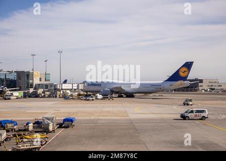 FRANKFURT, DEUTSCHLAND - 18. MÄRZ 2022: Lufthansa 747 auf der Rollbahn am Internationalen Flughafen Frankfurt, Flugreisen, Großraumflugzeuge Stockfoto