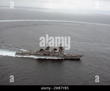 Steuerbordansicht des US Navy (USN) Spruance Class Destroyer USS CUSHING (DD 985) im Gange. Land: Pazifik (POC) Stockfoto