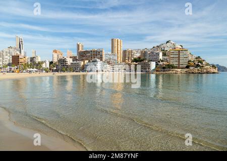 Platja de La Cala de Finestrat ein beliebter Strand in der Nähe von Benidorm Stockfoto