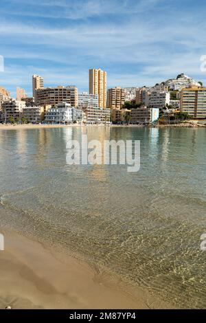 Platja de La Cala de Finestrat ein beliebter Strand in der Nähe von Benidorm Stockfoto