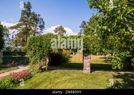 Villa Vittresk neben Helsinki im idyllischen Sommer. Garten in der Nähe der Villa. Und die Villa in der Nähe des Sees anand ist umgeben von fantastischer Natur Finnlands mit lak Stockfoto