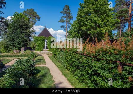 Villa Vittresk neben Helsinki im idyllischen Sommer. Garten in der Nähe der Villa. Und die Villa in der Nähe des Sees anand umgibt die fantastische Natur Finnlands: Mit La Stockfoto