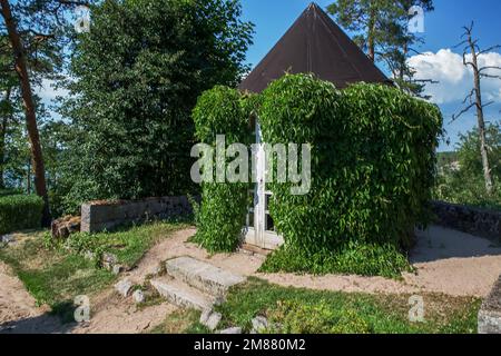 Villa Vittresk neben Helsinki im idyllischen Sommer. Garten in der Nähe der Villa. Und die Villa in der Nähe des Sees anand umgibt die fantastische Natur Finnlands Stockfoto