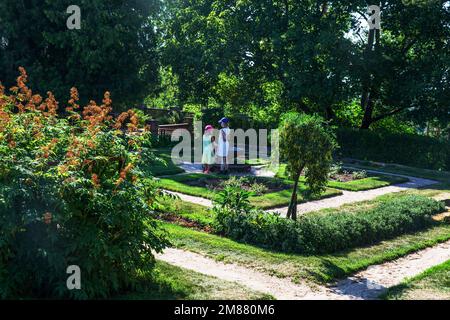 07-16-2018 Helsinki , Finnland Kinder im Garten der Villa Vittresk neben Helsinki im idyllischen Sommer. Garten in der Nähe der Villa. Und eine Villa in der Nähe des Sees und des Sees Stockfoto