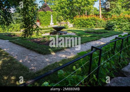 Garten der Villa Vittresk neben Helsinki im idyllischen Sommer. Garten in der Nähe der Villa. Und Villa in der Nähe des Sees und umgeben. Mit Erdgärten Stockfoto