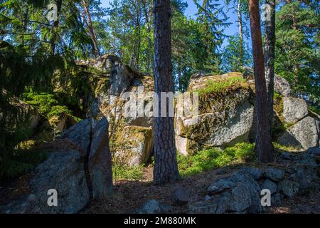 Fantastische Felsen aus der Eiszeit neben der Villa Vittresk neben Helsinki im idyllischen Sommer. Garten in der Nähe der Villa. Und Villa in der Nähe des Sees und umgebener Ventilator Stockfoto