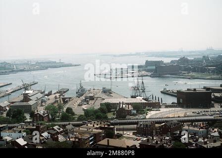 Ein Gesamtblick auf die Charlestown Memorial Naval Shipyard vom Gipfel des Bunker Hill aus gesehen. Der Zerstörer CASSIN YOUNG (DD-793) befindet sich links. Die historische 44-Pistolen-Segelfregatte USS CONSTITUTION befindet sich auf der rechten Seite. Basis: Boston Bundesstaat: Massachusetts (MA) Land: Vereinigte Staaten von Amerika (USA) Stockfoto