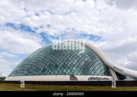 Kutaisi, Georgia, 06.06.21. Ehemaliges georgianisches Parlamentsgebäude in Kutaisi, verlassene moderne Stahl- und Glaskuppelstruktur. Stockfoto