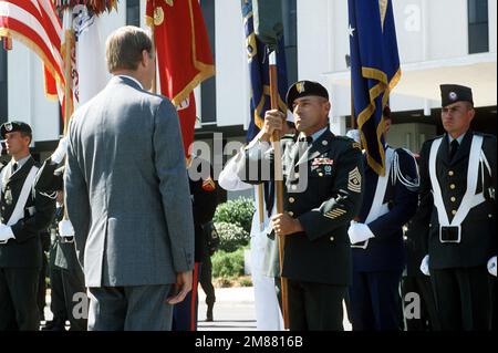 Ein Army First Sergeant überreicht William H. Taft IV, stellvertretender Verteidigungsminister, die Kommandoflagge während der USA Aktivierungszeremonie des Sondereinsatzkommandos (USSOCOM). Basis: Luftwaffenstützpunkt MacDill Bundesstaat: Florida (FL) Land: Vereinigte Staaten von Amerika (USA) Stockfoto