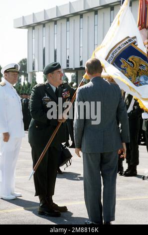 GEN. James T. Lindsay, Oberbefehlshaber, USA Sondereinsatzkommando (USSOCOM) überreicht während der USSOCOM-Aktivierungszeremonie William H. Taft IV, stellvertretender Verteidigungsminister, die Kommandofahne. Basis: Luftwaffenstützpunkt MacDill Bundesstaat: Florida (FL) Land: Vereinigte Staaten von Amerika (USA) Stockfoto