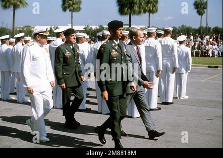 William H. Taft IV., stellvertretender Verteidigungsminister, Front; James T. Lindsay, Oberbefehlshaber, USA Special Operations Command, Back; und ADM. William J. Crowe Jr., Vorsitzender der STABSCHEFS, überprüfen die Truppen während der USA Aktivierungszeremonie des Sondereinsatzkommandos (USSOCOM). Basis: Luftwaffenstützpunkt MacDill Bundesstaat: Florida (FL) Land: Vereinigte Staaten von Amerika (USA) Stockfoto