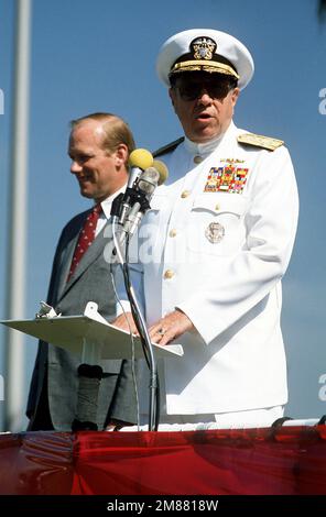 ADM. William J. Crowe Jr., Chairman, Joint Chiefs of STAFF, spricht während der USA Die Aktivierungszeremonie des Sondereinsatzkommandos (USSOCOM), wie William H. Taft IV, stellvertretender Verteidigungsminister, sieht. Basis: Luftwaffenstützpunkt MacDill Bundesstaat: Florida (FL) Land: Vereinigte Staaten von Amerika (USA) Stockfoto