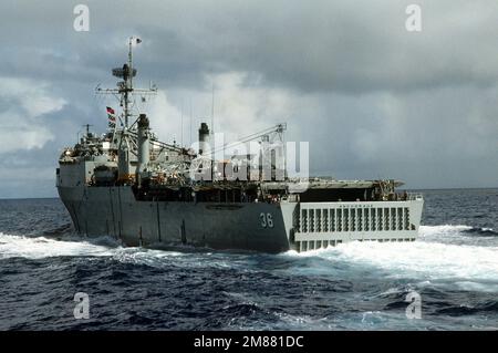 Hafenviertel-Blick auf das im Gange befindliche Dock-Landungsschiff USS ANCHORAGE (LSD-36). Land: Unbekannt Stockfoto