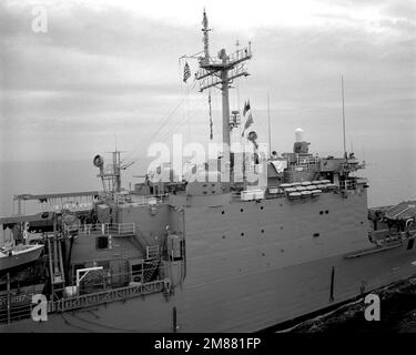 Von Steuerbord aus kann man das Panzerlandeschiff USS BARNSTABLE COUNTY (LST-1197) sehen. Land: Unbekannt Stockfoto